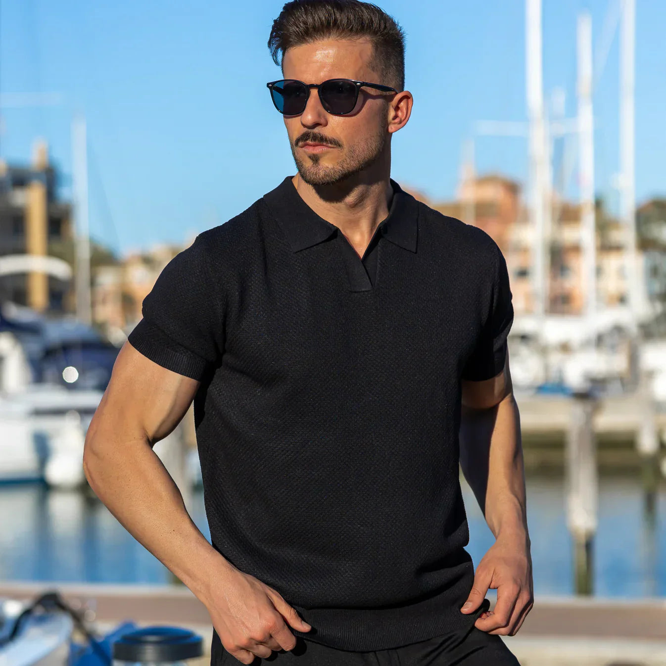 Dalviora™ | CAPRI Polo mit V-Ausschnitt – Tonaler Strukturstrick, schmal zulaufende Ärmel