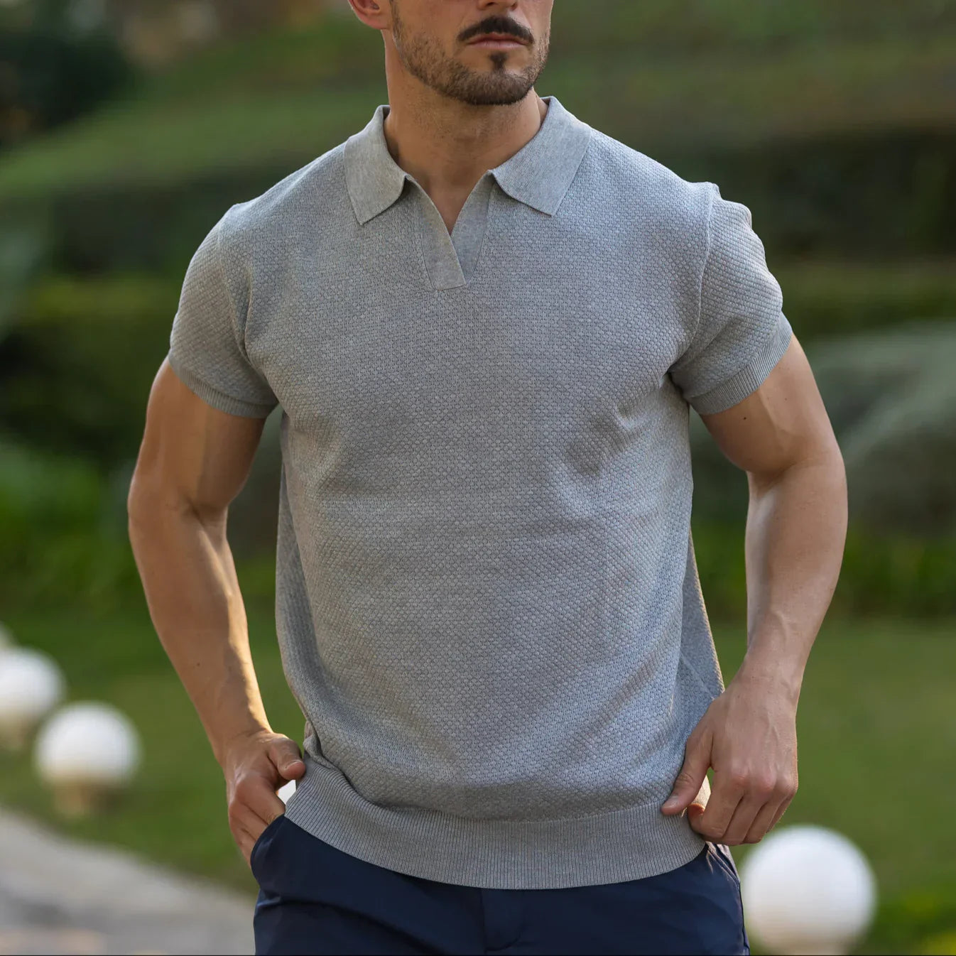 Dalviora™ | CAPRI Polo mit V-Ausschnitt – Tonaler Strukturstrick, schmal zulaufende Ärmel